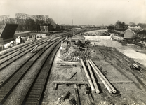 76497 Gezicht op de hulpspoorbaan (de twee linkse sporen) aan de zuidzijde van het Centraal Station van de N.S. te ...